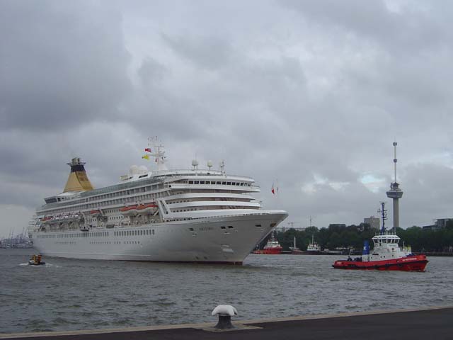 Cruiseschip ms Artemis van P&O aan de Cruise Terminal Rotterdam